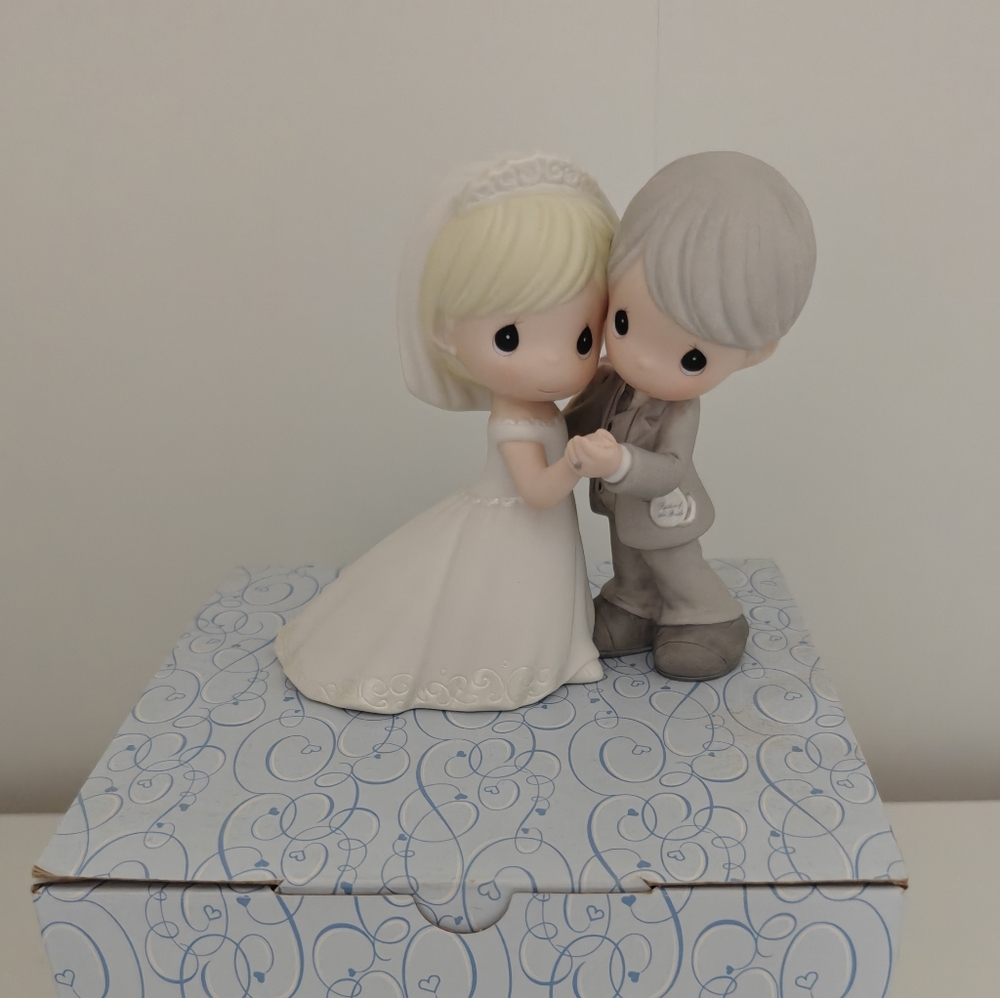 Charming Wedding Couple Cake Topper